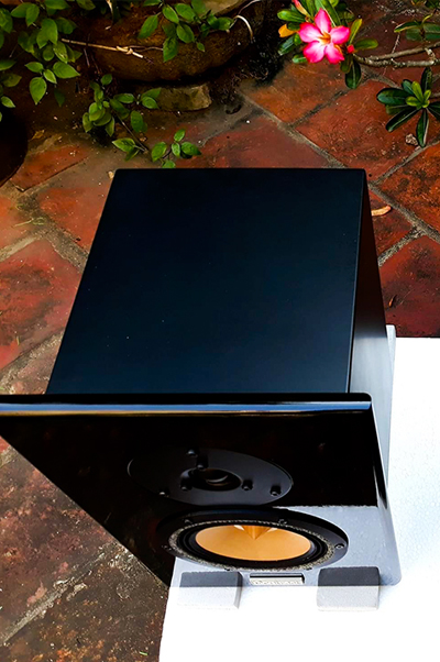  Book-shelf crossover-less speaker system in Black piano lacquer finish. Contrast audio LENS.